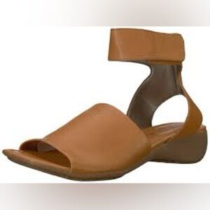 The Flexx Beglad ankle strap sandals tan leather women’s size 7 casual boho‎